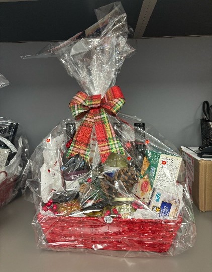 image de Gift basket - 3 wine bottles, olives, etc (lot #1)